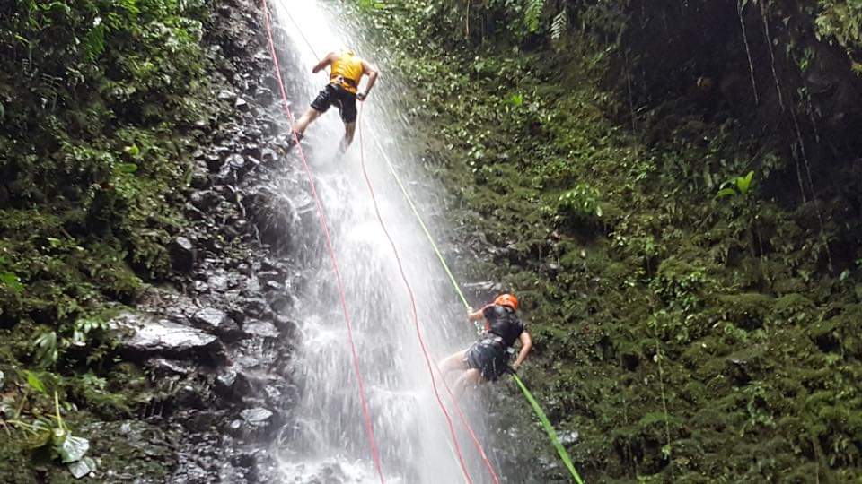 Actividad de escalada en roca en el bosque nublado de Mindo