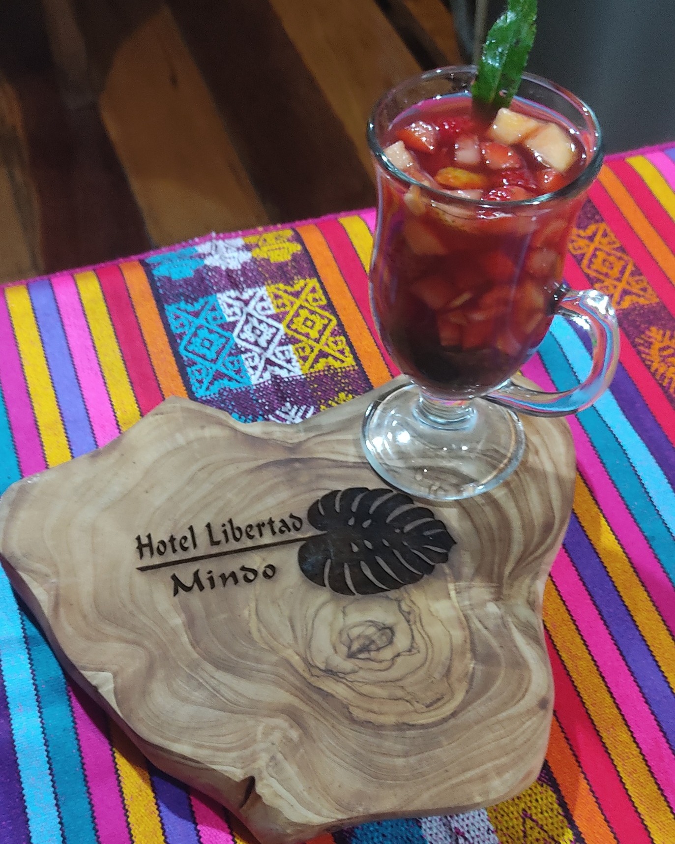 Cóctel de bienvenida del Hotel Libertad Mindo servido a los huéspedes