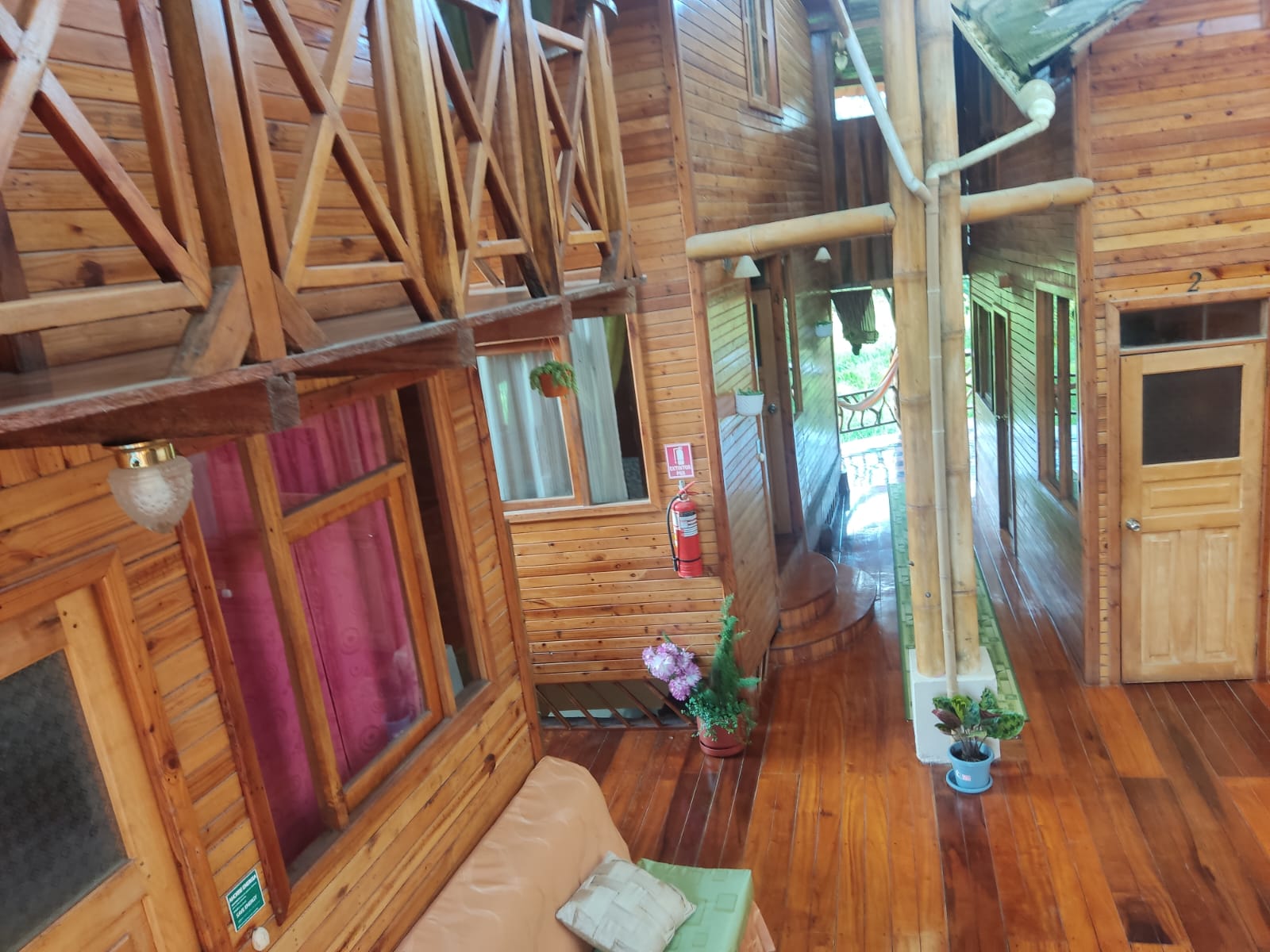 Departamentos cómodos del Hotel Libertad Mindo con decoración moderna