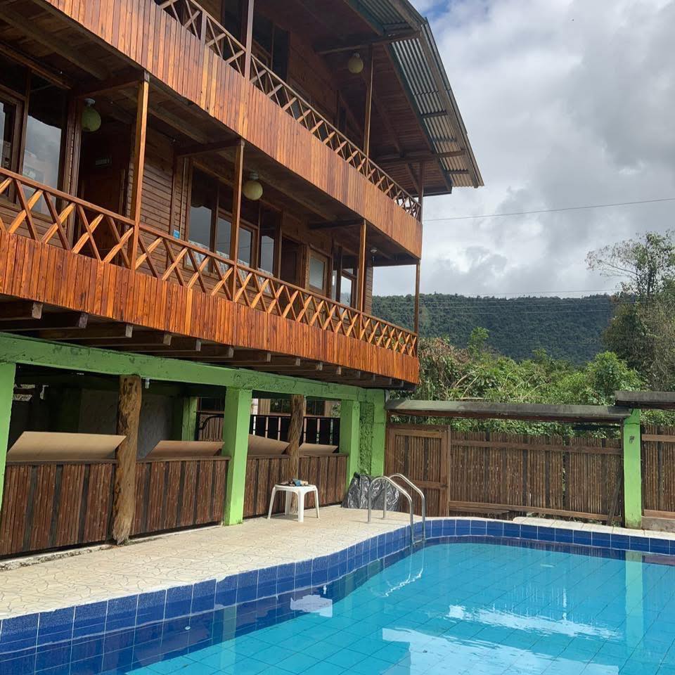 Piscina natural del Hotel Libertad Mindo integrada con el entorno