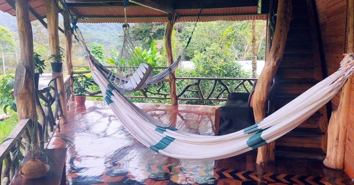 Sala de estar con área de descanso y decoración rústica